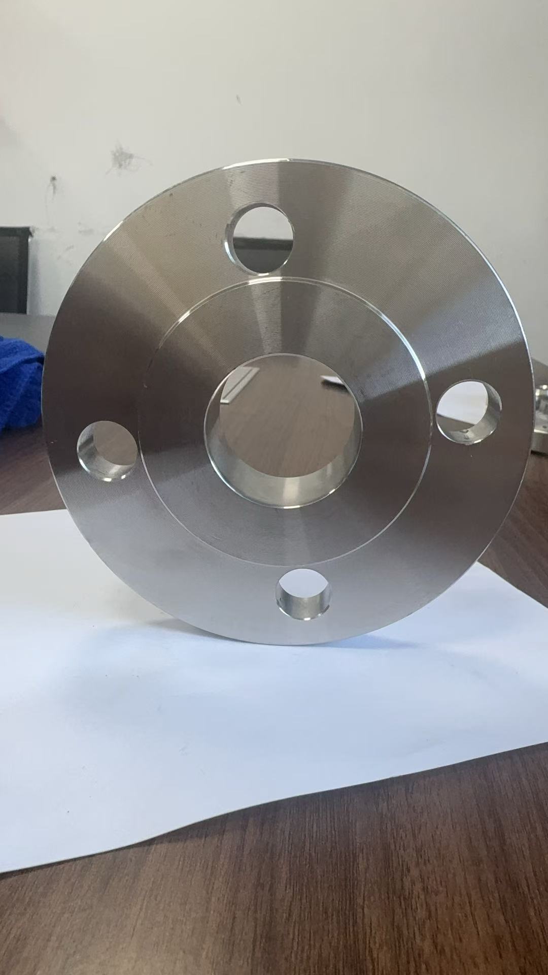 Durable and lightweight with neck flat welding flange