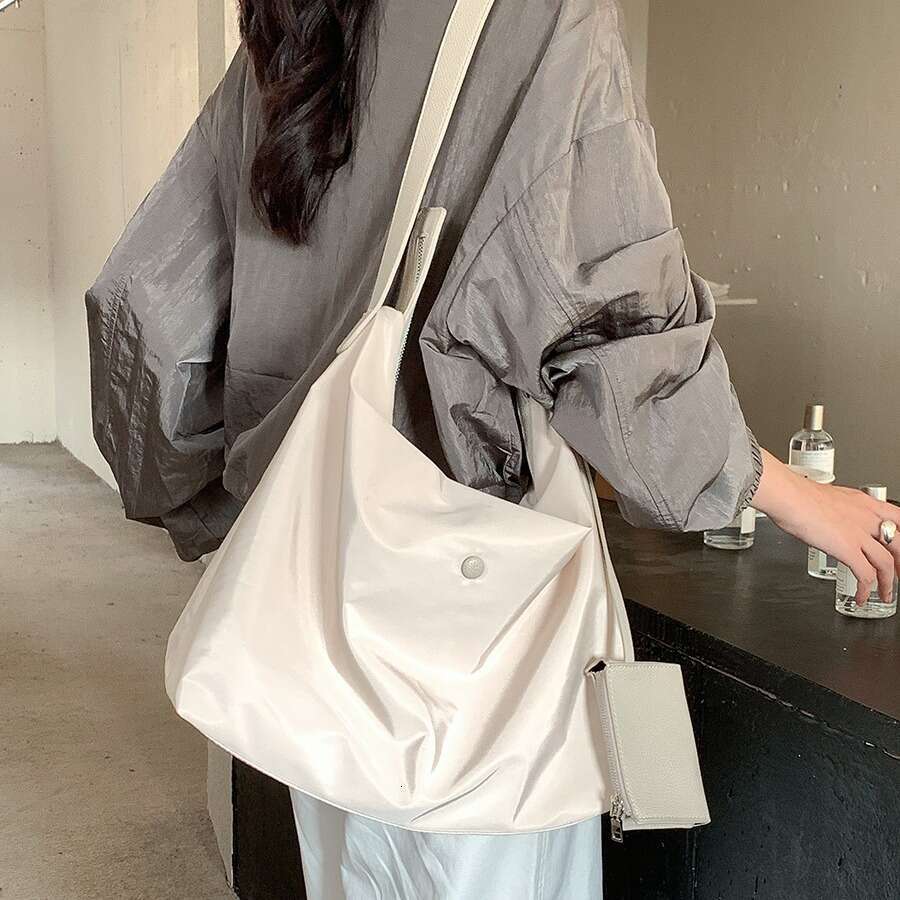 Women's new single shoulder crossbody bag with large capacity nylon bag for commuting fashionable and high-end feeling