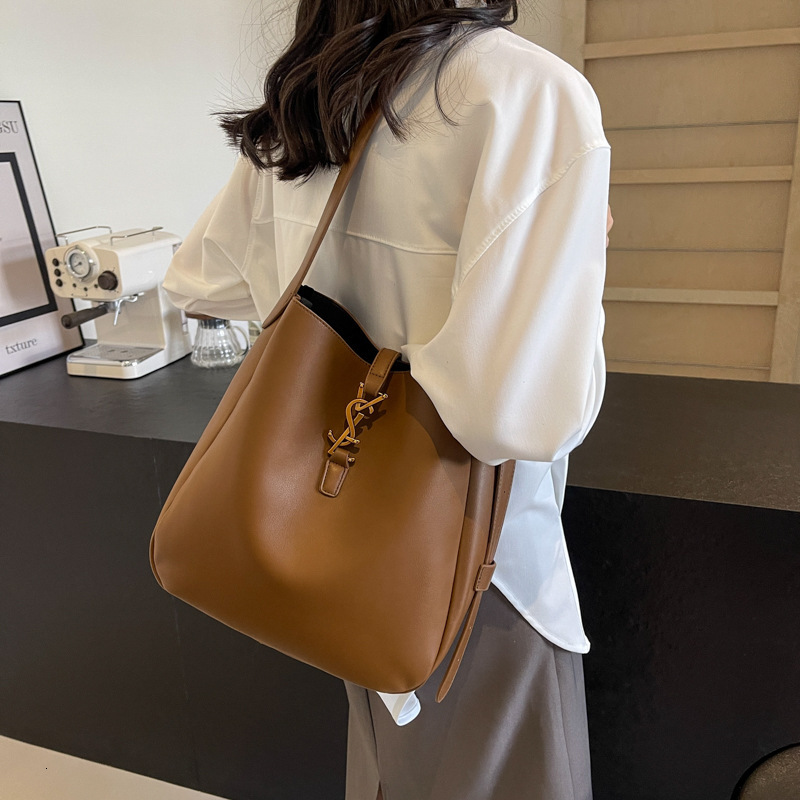 Free shipping designer This Year Trendy Bucket Bag for Women New Spring Summer High-end Commuter Shoulder Bag Large Capacity Crossbody Bag