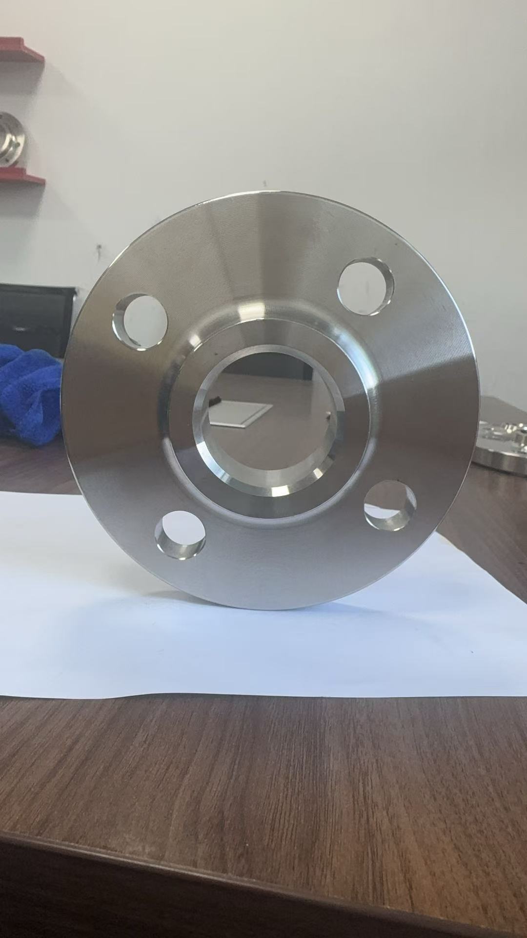 Durable and lightweight with neck flat welding flange