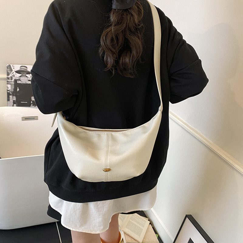 Free shipping designer Korean Version High-Quality Simple Casual Versatile Shoulder Bag Commuter Bag for Women 2025 Summer New Crossbody Dumpling Bag