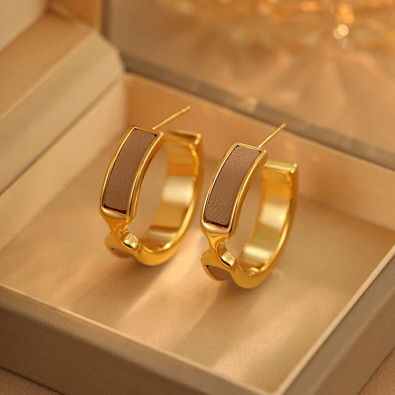 New Gold C-Shaped Leather Hoop Artistic Temperament Earrings For Women High-End Exaggerated Design Ear Jewelry