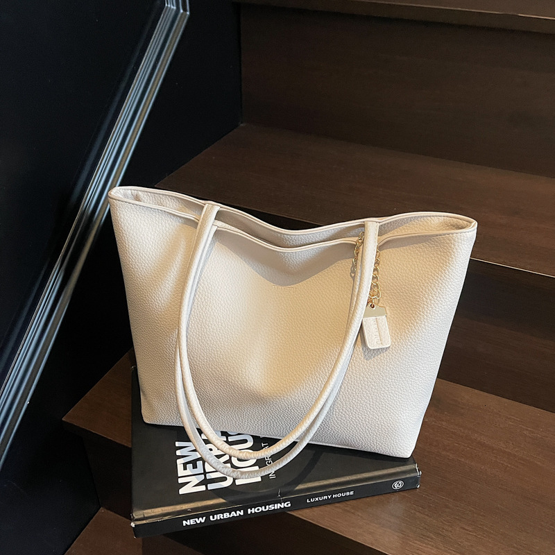 Free shipping designer Large Capacity Tote Bag Simple Versatile Shoulder Bag Underarm Bag for Women 2025 Summer New Fashion Versatile Commuter Bag