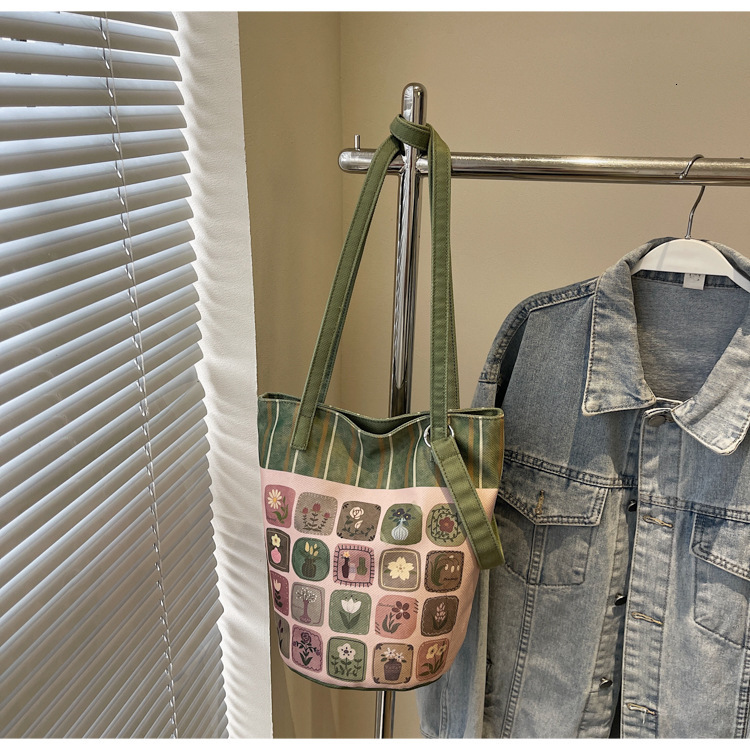 Free shipping designer 2025 New Cute Bag Casual Fashion Versatile Commuter Shoulder Bag Crossbody Bag Extended Bucket Bag Niche Design