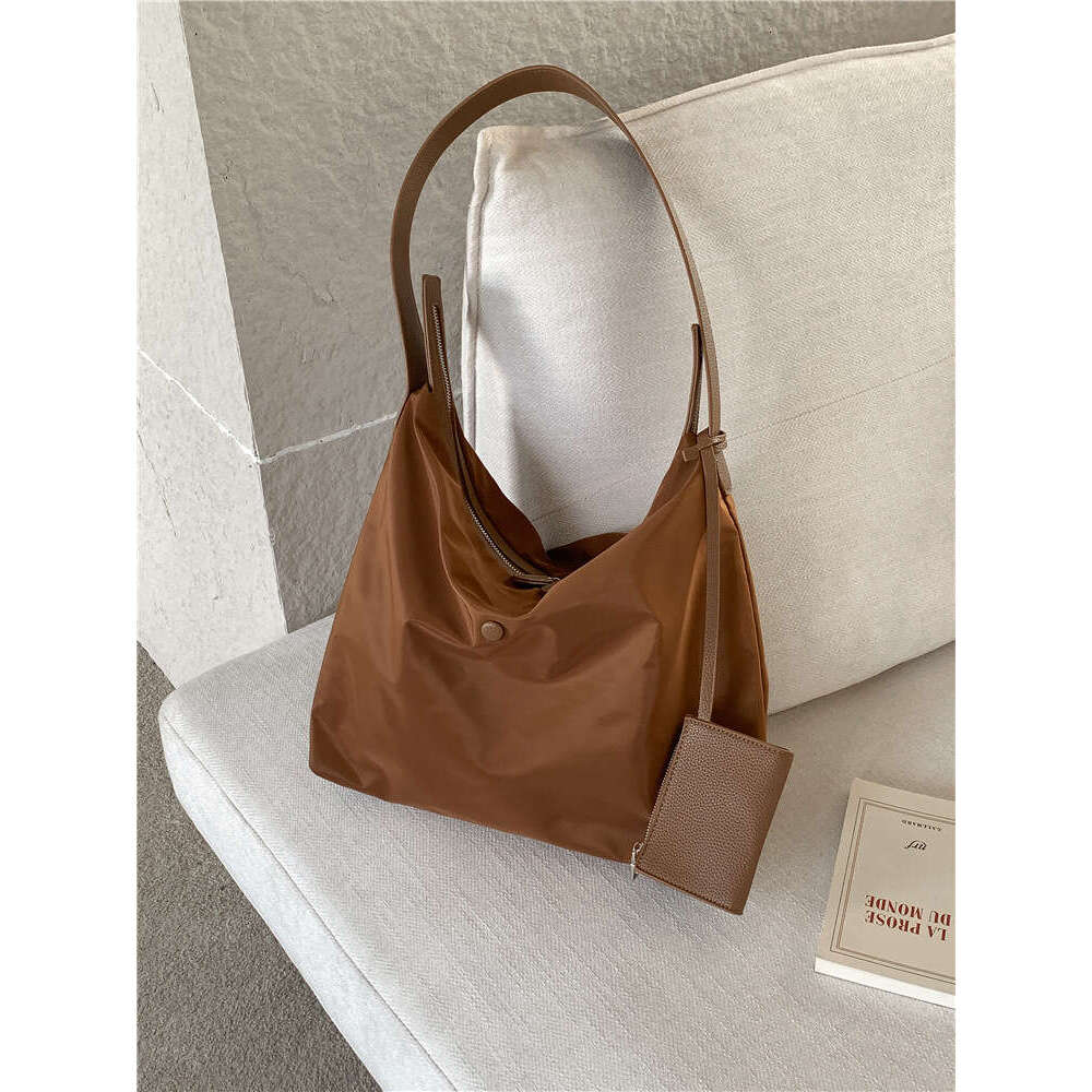 Women's new single shoulder crossbody bag with large capacity nylon bag for commuting fashionable and high-end feeling