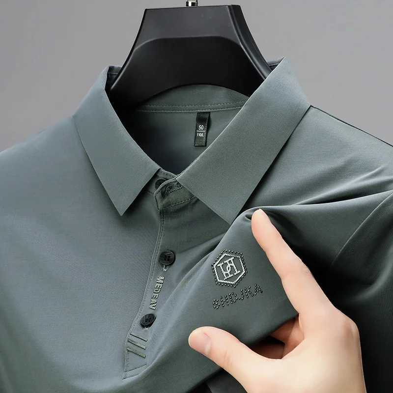 New Mens Business Casual Short Sleeved Shirt with Badge Solid Color Polo Shirt Fashionable Breathable Comfortable Versatile Top Y250708 Y250708
