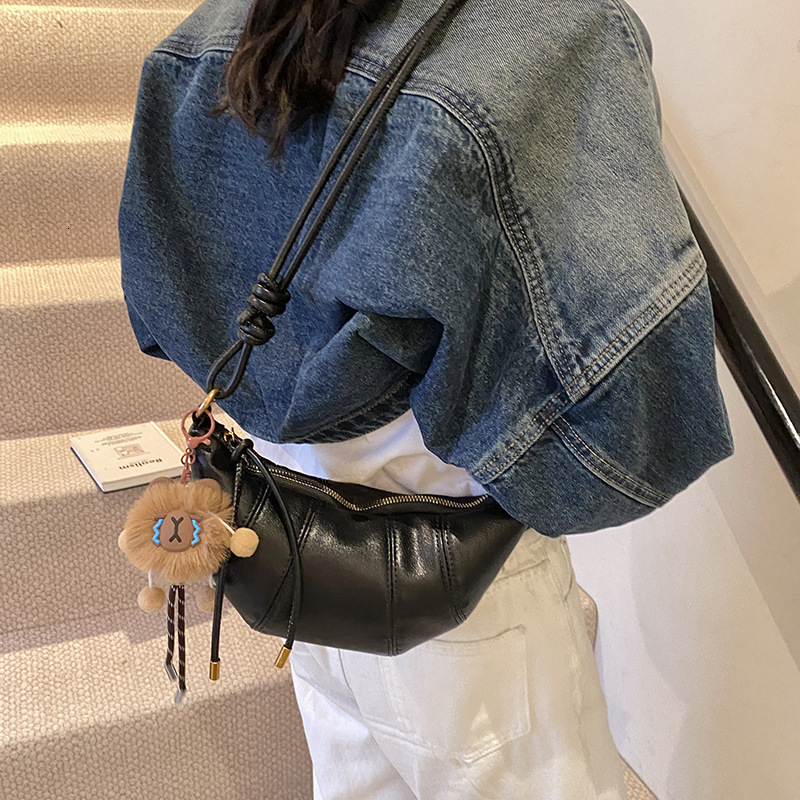 Free shipping designer Ankola Red Bag for Women Autumn/Winter New Fashion Niche Design Crossbody Bag Horn Bag Commuter Dumpling Bag