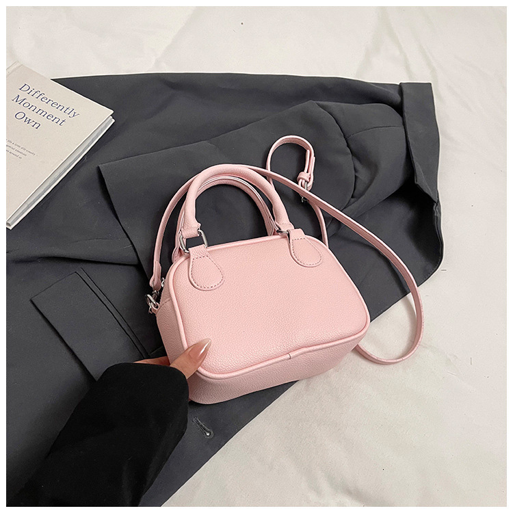 Free shipping designer Trendy Letter Small Bag for Women Autumn Winter New Style Textured Fashionable Handbag Bowling Bag Crossbody Bag Shell Bag