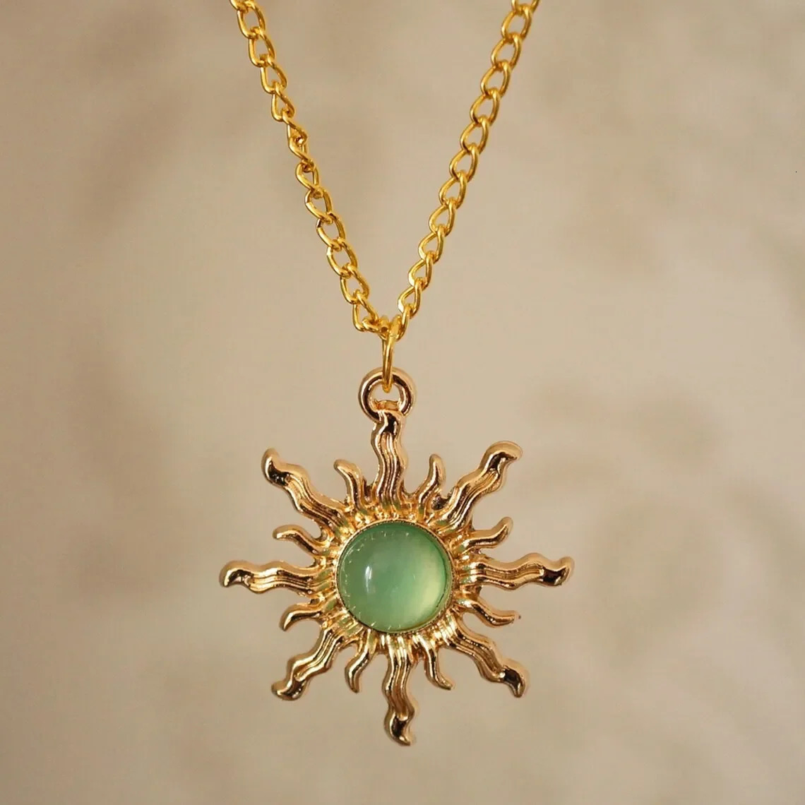 Vintage Sun Earring Fashion Bohemian Jewelry Accessories Green Stone Gothic Gold Color Sun Pendant Cold Wind Ear Hook 250701