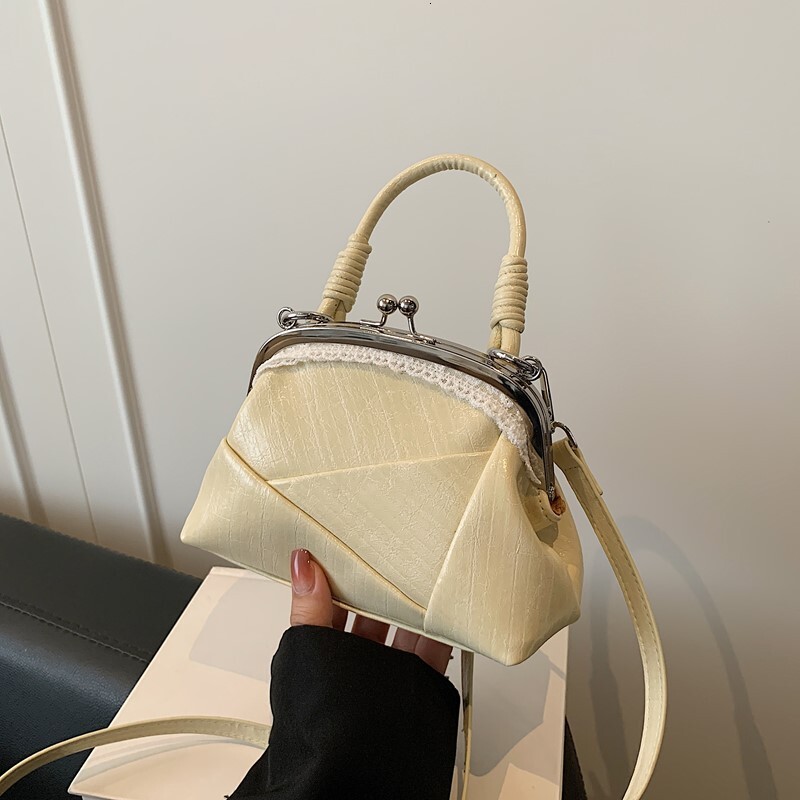 Free shipping designer Niche Design Simple Elegant Shell Bag 2025 New Summer Fashion Trendy Versatile Stylish Shoulder Bag