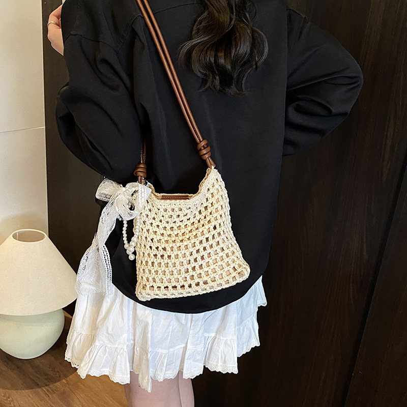 Free shipping designer Summer Super Hot Niche Hollow Woven Bag Women 2025 New Casual Versatile Shoulder Bag Commuter Tote Bag