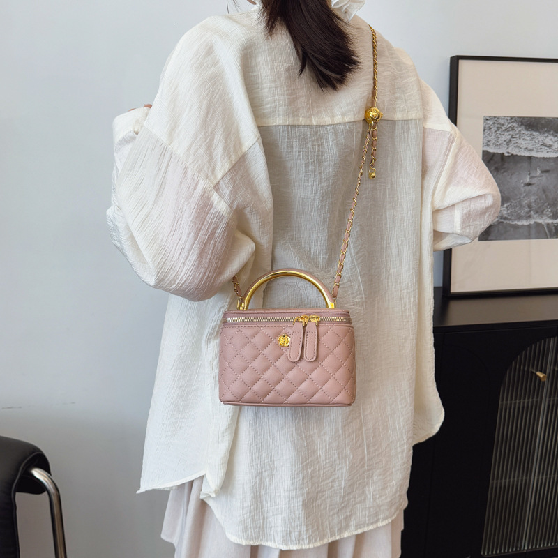 Free shipping designer Spring Summer High-End Niche Crossbody Bag Small Bag for Women 2025 New Fashion Shoulder Bag Phone Bag Quilted Box Bag