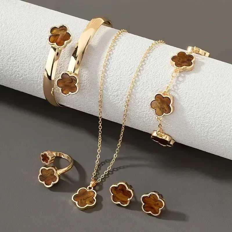 5pcs/set Luxury Quality Jewelry Sets Plum Blossom Plant Five Leaf Flower Womens Earrings Rings Bracelet Necklace Bangles Gift XJ250707