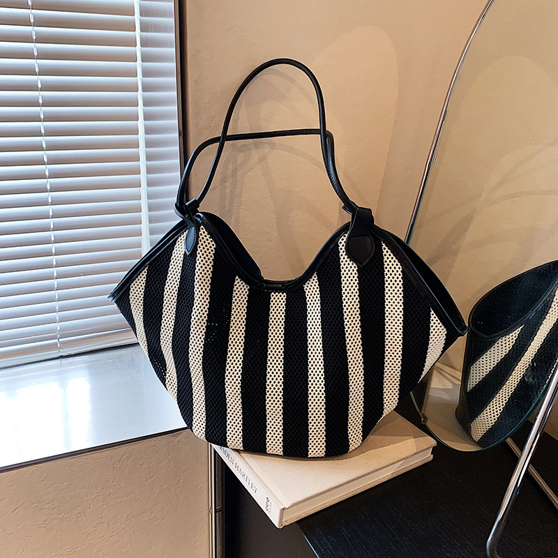Free shipping designer Casual Large Capacity Hollow Mesh Bag for Women 2025 New Commuter Versatile Shoulder Bag Summer Handbag Tote Bag