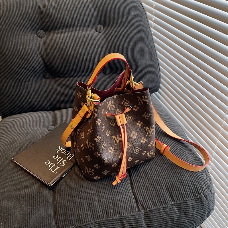 Free shipping designer Crossbody Bag 2025 Summer New Versatile Niche Light Luxury High-End Vintage Bucket Bag for Women Trendy Ins Style