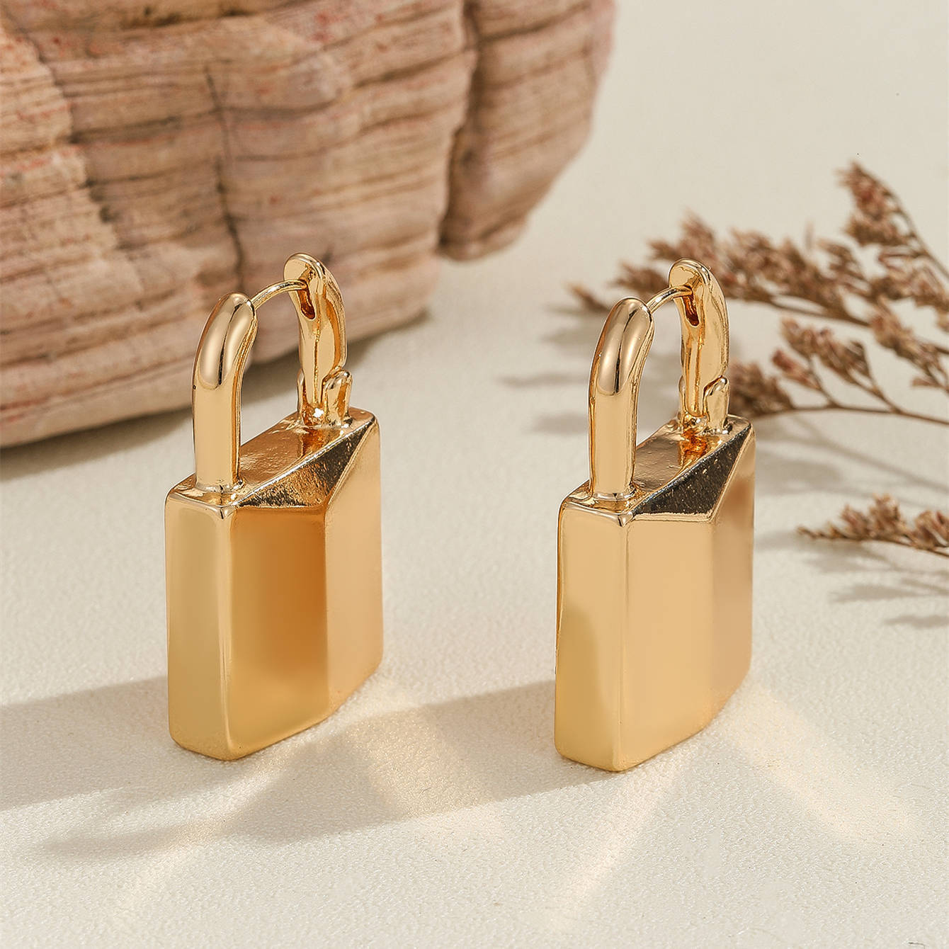Unique Design Gold Lock Shape Fashionable Women's Elegant Minimalist Style Earrings
