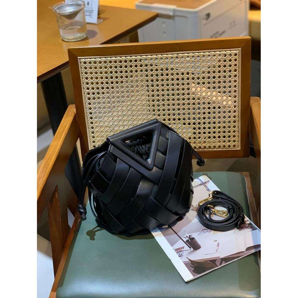 DHgargets Manufacturer Newest Handmade Lady Fashion Triangle Handle Colorful Woven PU Leather Braided Women's Shoulder Bags