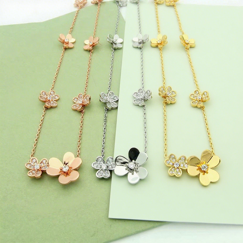 2025 New Clover Necklace Brand Classic Crystal Necklace Designer Quality Titanium Steel Gold Plated Sweater Chain For Women Jewelry