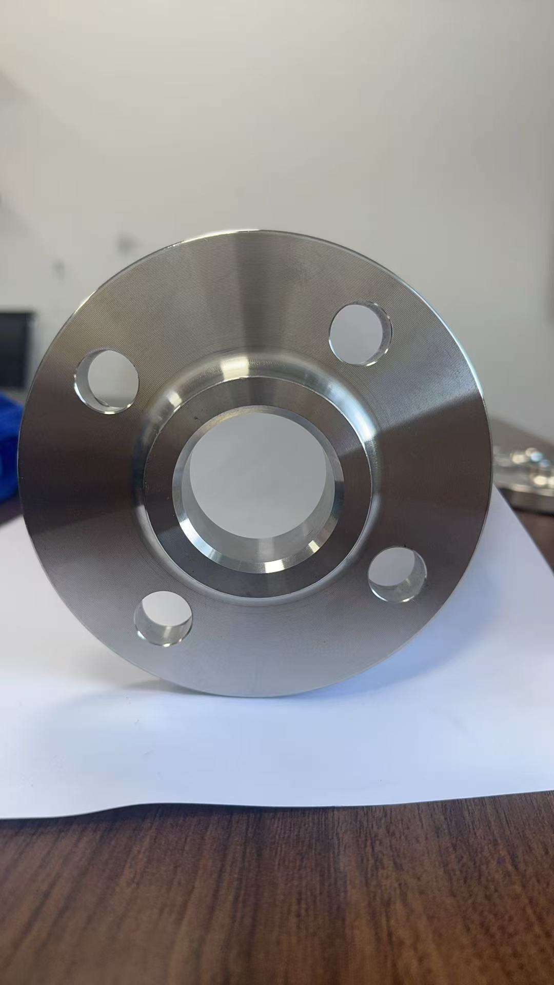 Durable and lightweight with neck flat welding flange