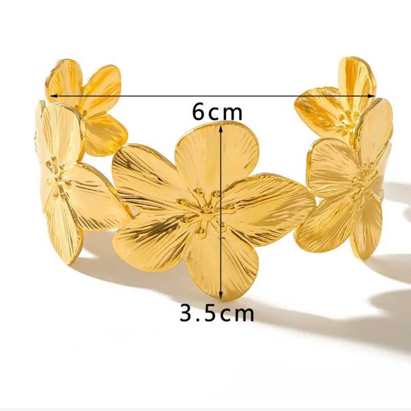 1PC Womens Fashion Trendy Waterproof Stainless Steel Flower Bracelet Jewelry for Date Travel Banquet Party Holiday Dressing Gift XJ250707