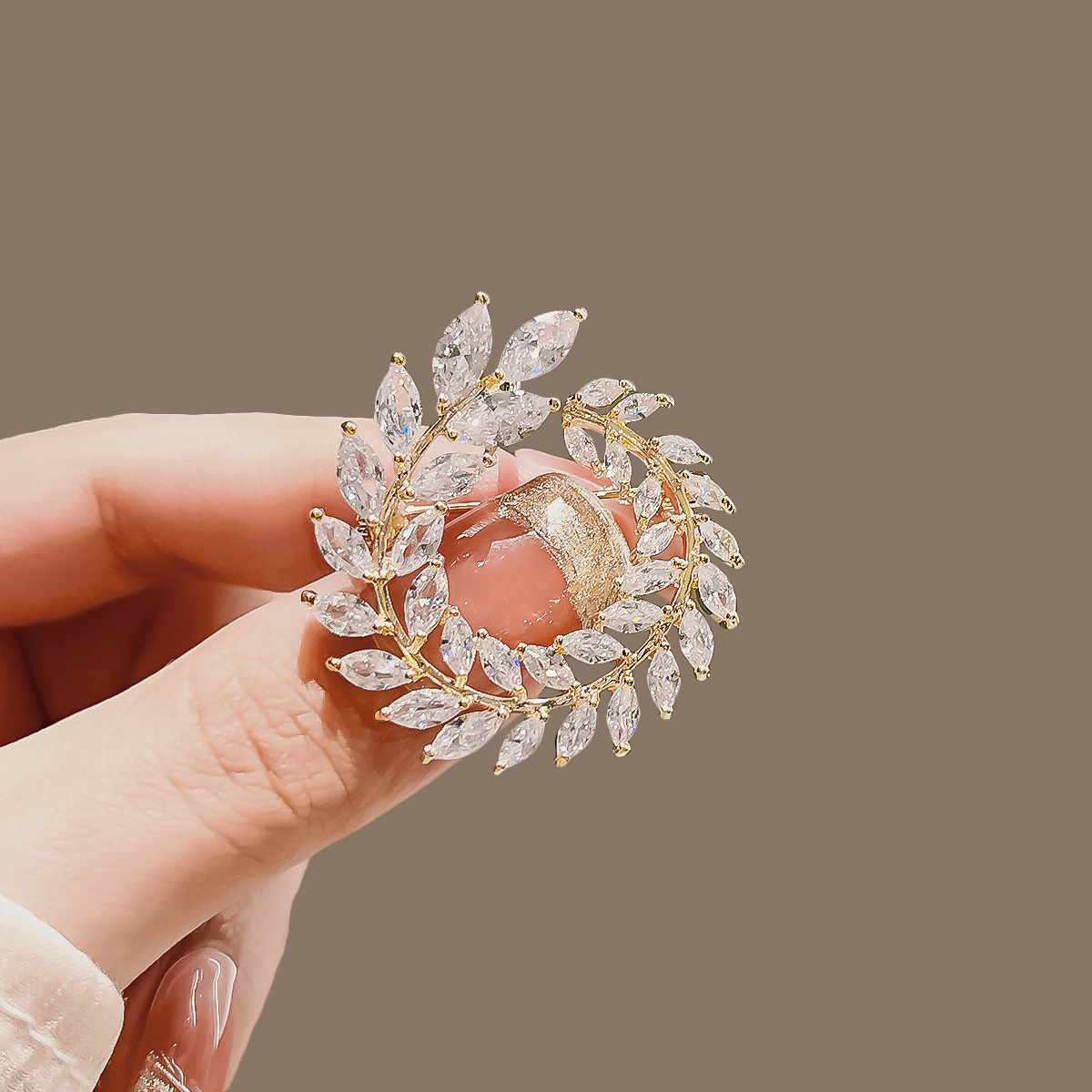 European and American simple and fashionable geometric zircon stud earrings, leaf-shaped earrings, small accessories, personalized stud earringscross-