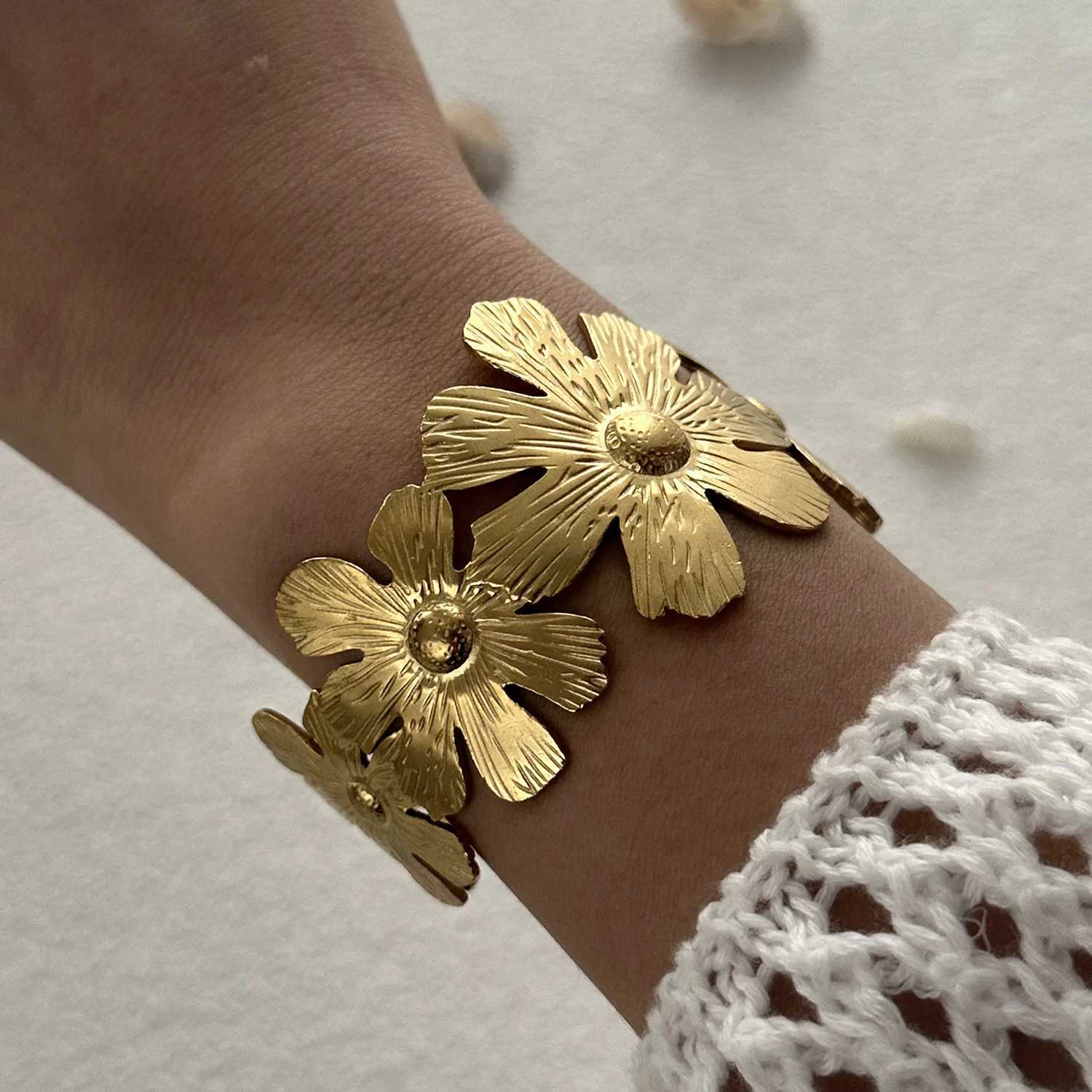 Vintage Coral Stainless Steel Open Bangles for Women Starfish Shell Fish Wrap Wide Cuff Bracelet Bohemia Summer Wrist Jewelry XJ250707