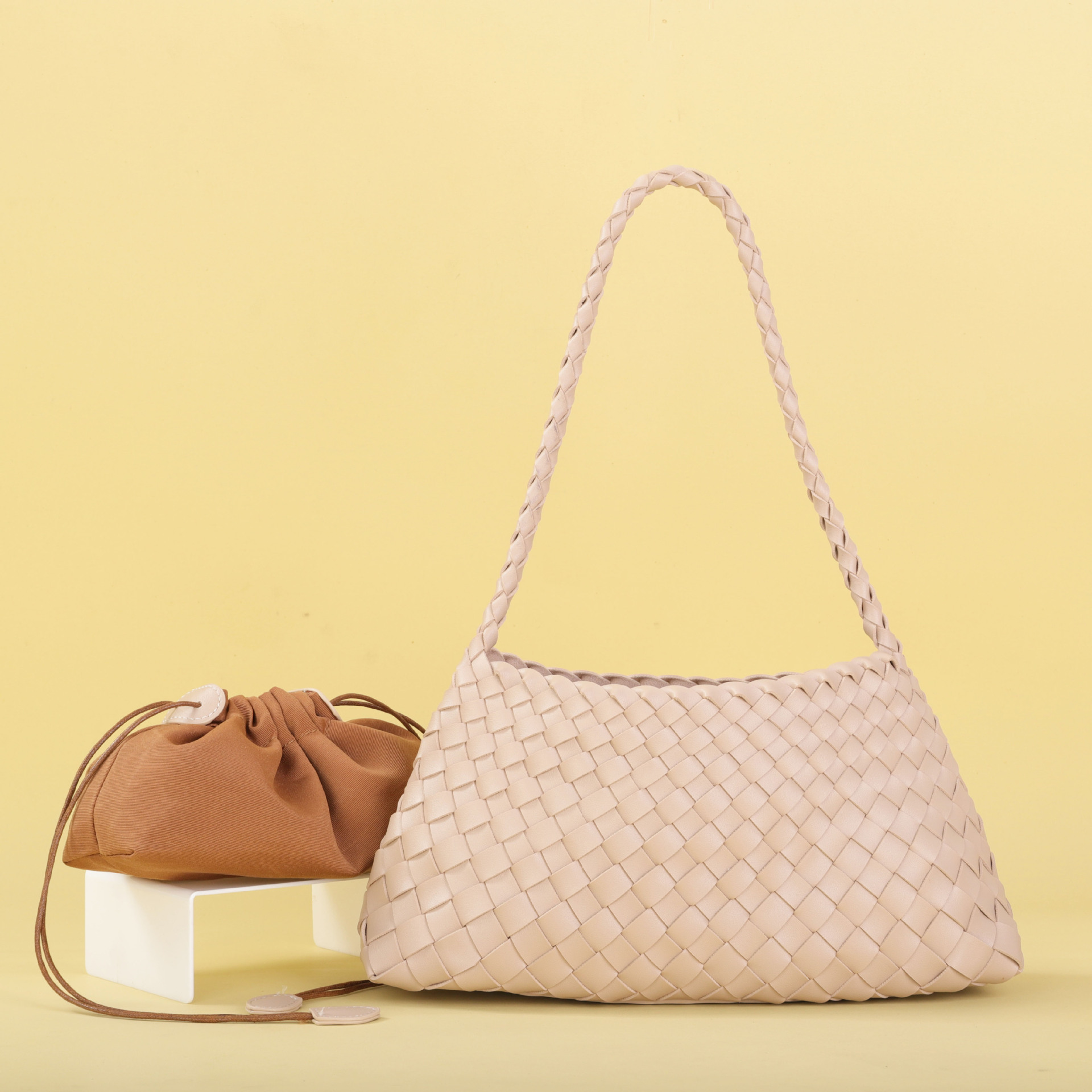 new Internet Celebrity Woven Bag French-style Market Basket Handmade Woven Handbag Shoulder Bag Large-capacity Suitable for Commuting White-collar wor