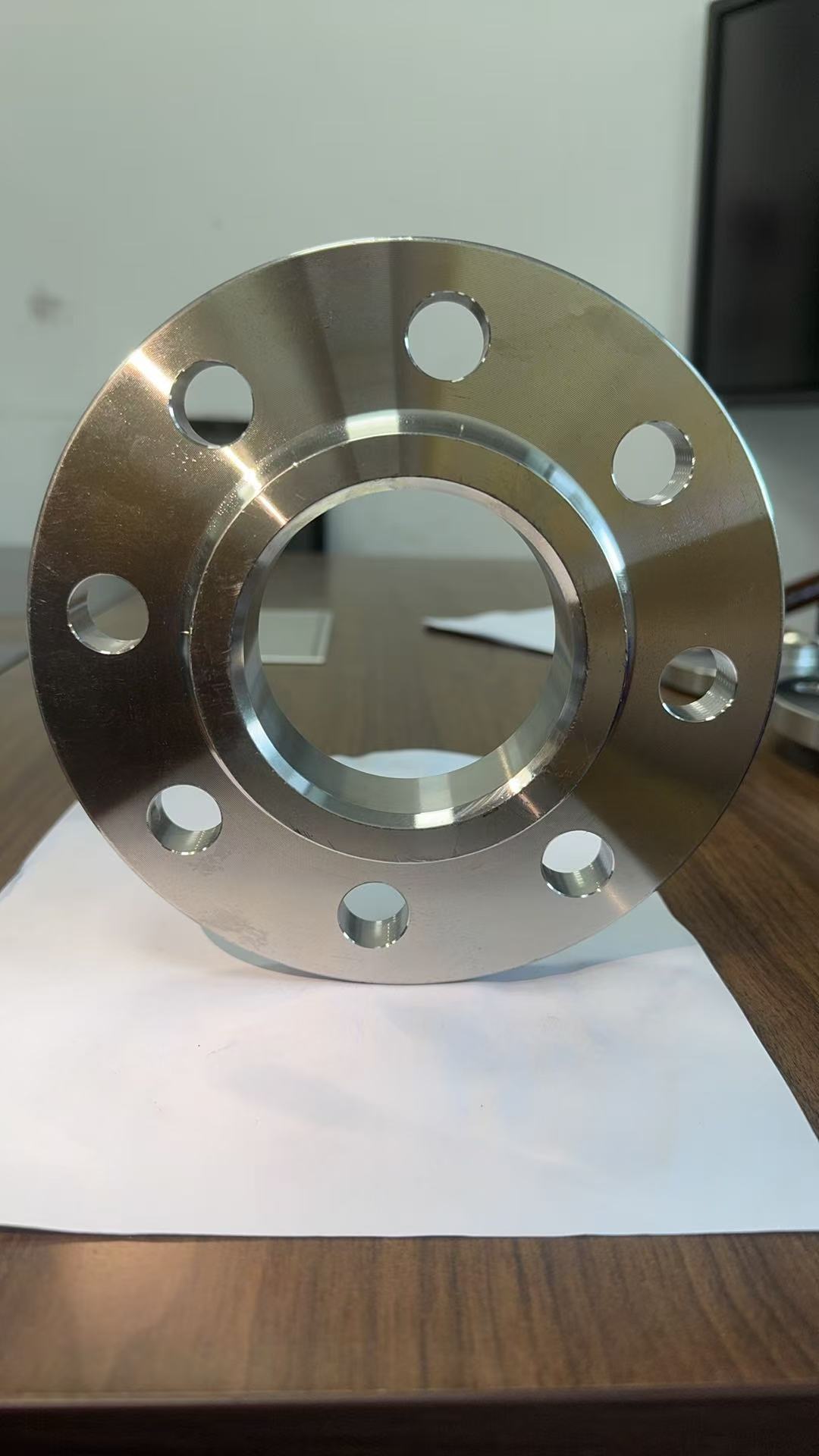 Ergonomically designed neck welding flange for easy installation