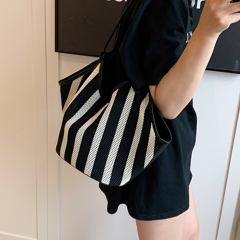Free shipping designer Casual Large Capacity Hollow Mesh Bag for Women 2025 New Commuter Versatile Shoulder Bag Summer Handbag Tote Bag