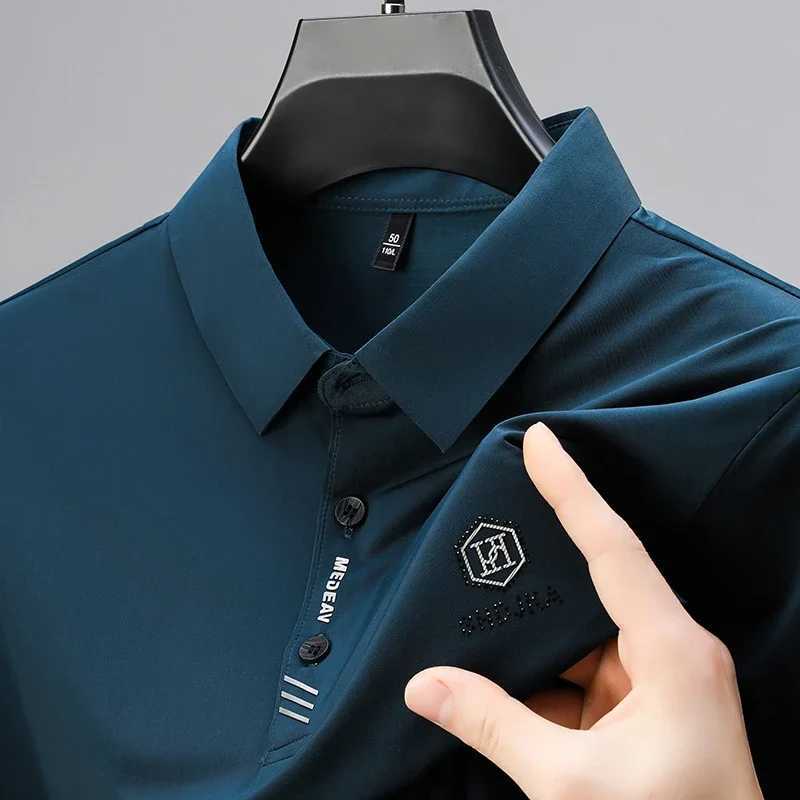New Mens Business Casual Short Sleeved Shirt with Badge Solid Color Polo Shirt Fashionable Breathable Comfortable Versatile Top Y250708 Y250708