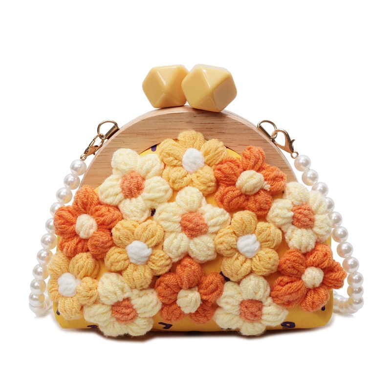 Free shipping designer Summer Green Woven Crossbody Bag Small Bag for Women 2025 New Cute Mini Forest Style Clip Bag