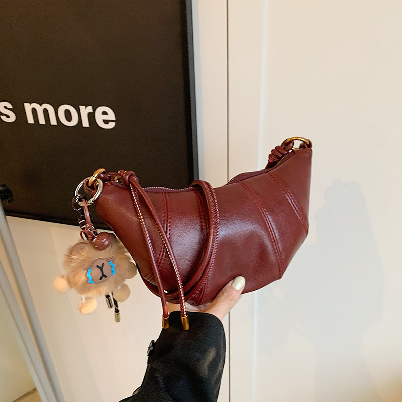 Free shipping designer Ankola Red Bag for Women Autumn/Winter New Fashion Niche Design Crossbody Bag Horn Bag Commuter Dumpling Bag