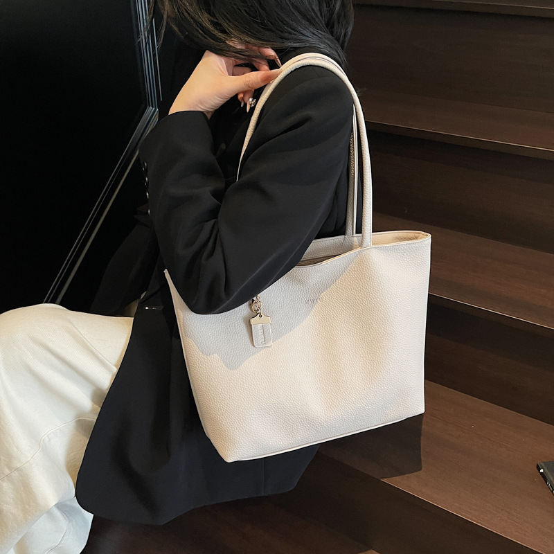 Free shipping designer Large Capacity Tote Bag Simple Versatile Shoulder Bag Underarm Bag for Women 2025 Summer New Fashion Versatile Commuter Bag
