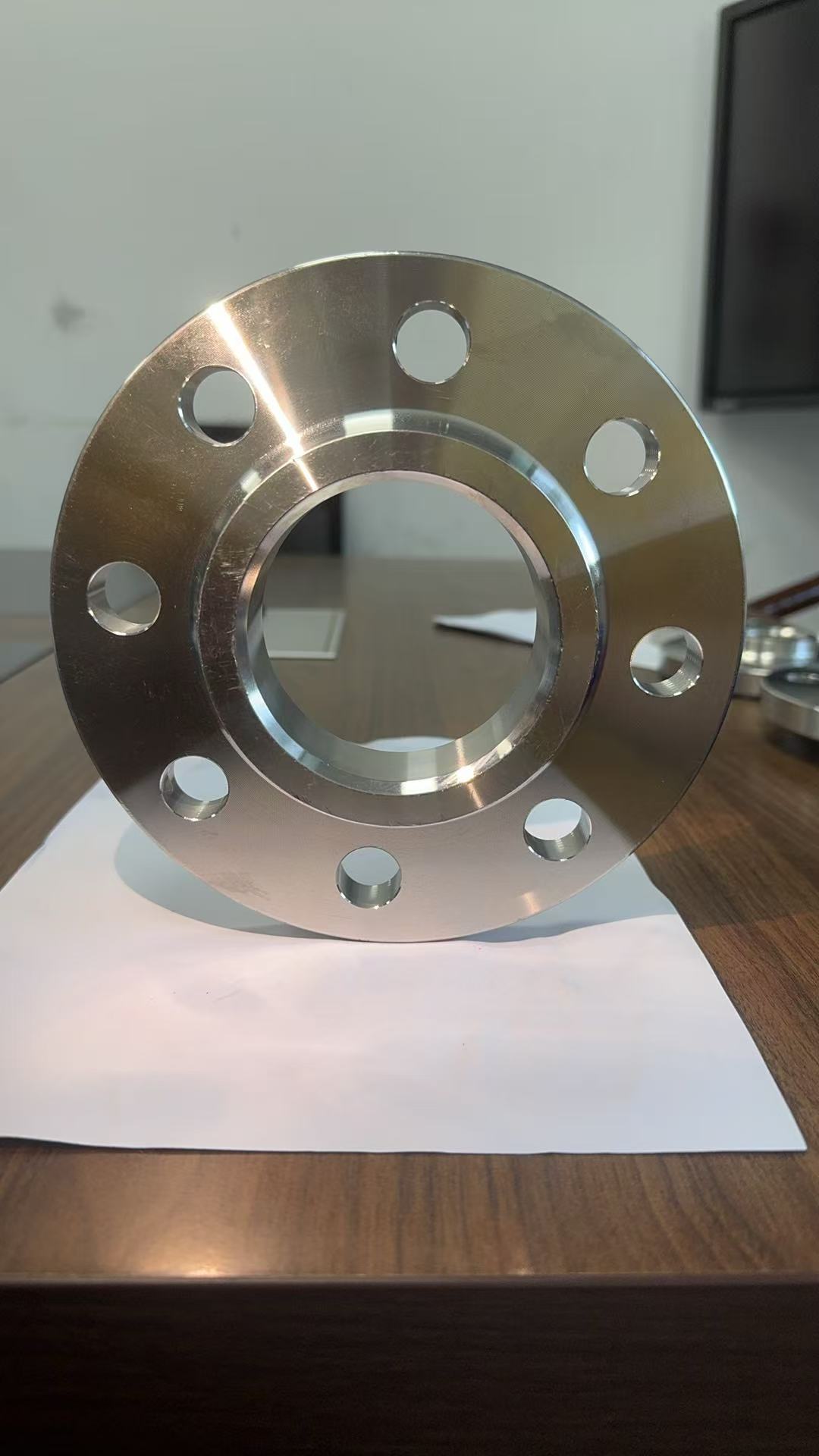 Ergonomically designed neck welding flange for easy installation