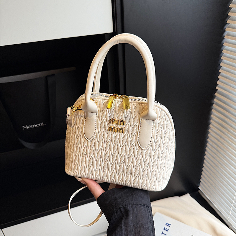 Free shipping designer Simple Casual Handbag Small Bag for Women 2025 New Trendy Fashion Woven Pillow Bag Summer Popular Crossbody Bag