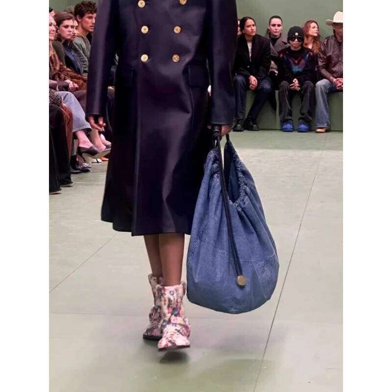 Designer Luxury Large Capacity Shopper Women High Quality Blue Denim Black Woven Drawstring Tote Fashion Show Style Casual Shoulder Bag