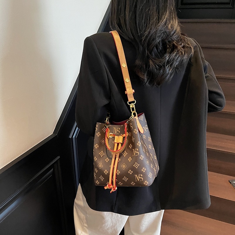 Free shipping designer Crossbody Bag 2025 Summer New Versatile Niche Light Luxury High-End Vintage Bucket Bag for Women Trendy Ins Style