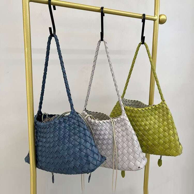 Hot-Selling Retro Hand-Woven High-End French Baguette Underarm Small Boat Niche Bag Fashion Commuter Shoulder Handbag