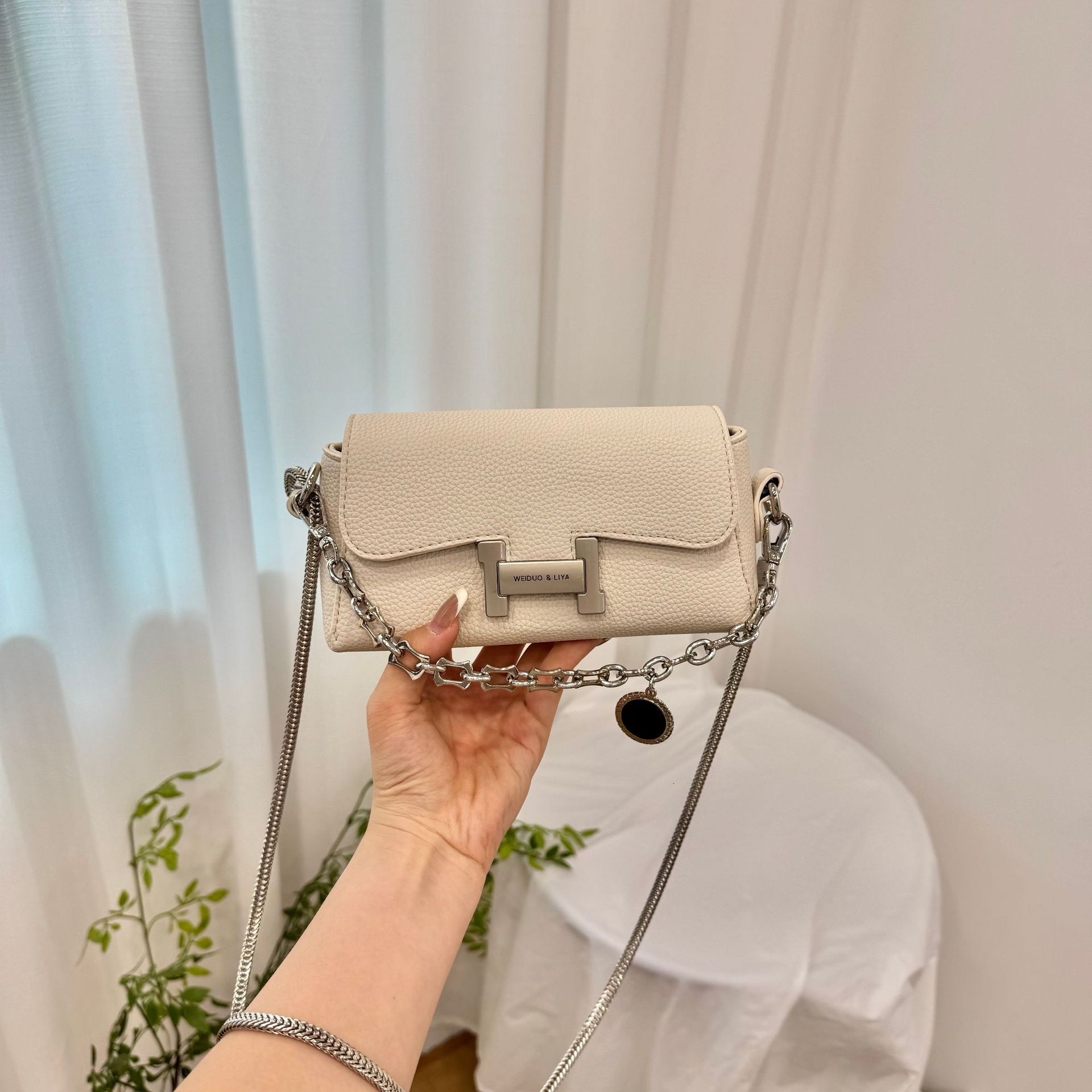 Free shipping designer Super Popular Single Shoulder Bag Underarm Bag for Women 2025 New Summer Light Luxury Niche Design High-End Chain Crossbody Bag