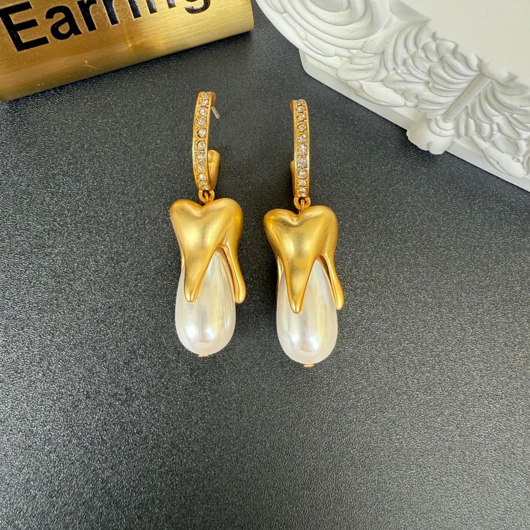 New Designed women TOOTH EARRINGS Gilded brass small teeth earrings with teardrop pearls ear stud Designer Jewelry Schiaparelli-R1001296