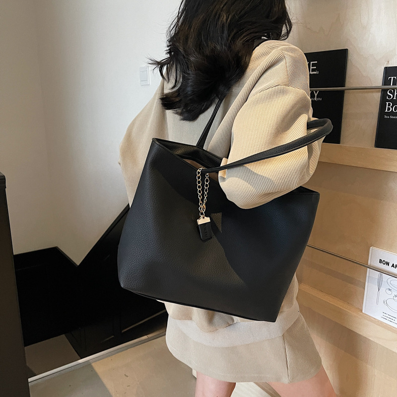 Free shipping designer Large Capacity Tote Bag Simple Versatile Shoulder Bag Underarm Bag for Women 2025 Summer New Fashion Versatile Commuter Bag