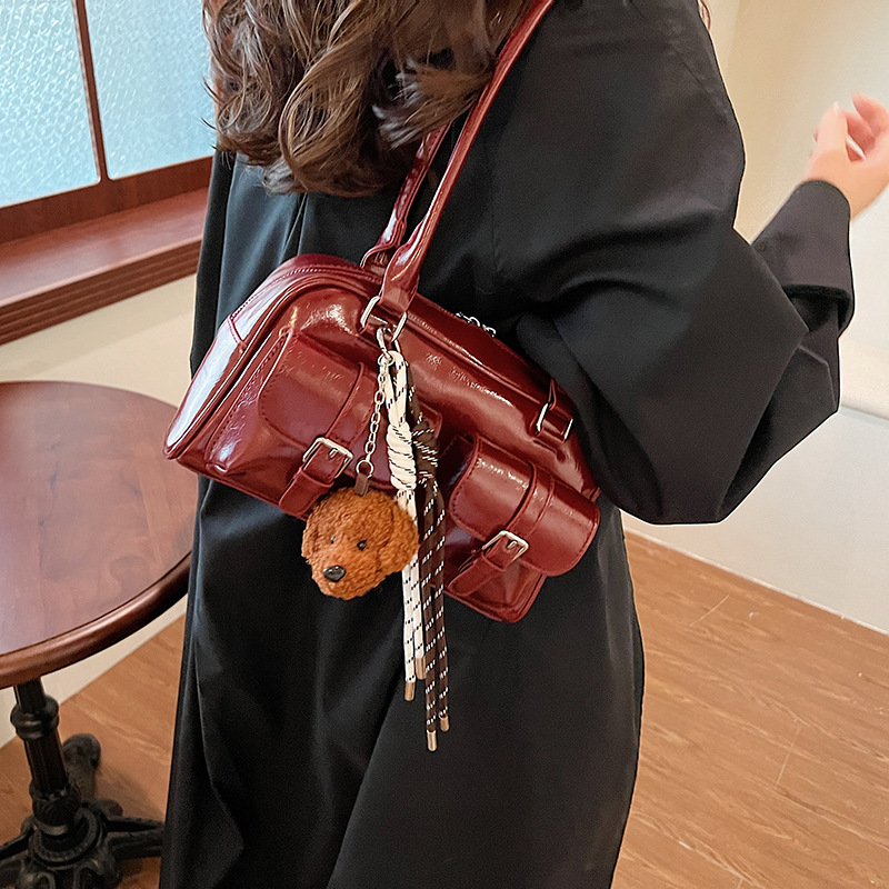 Free shipping designer Ankola Red Underarm Bag Commuting Bag for Women Large Capacity New Niche Design Shoulder Bag Pillow Bag