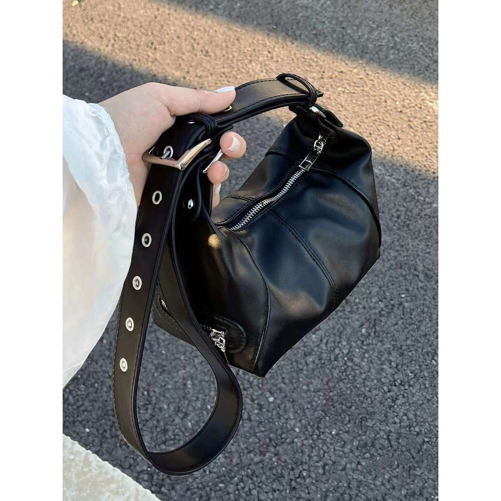 2025 New Retro Shoulder Handheld Dumpling for Women by Niche Design Cool Girl Underarm Motorcycle Bag