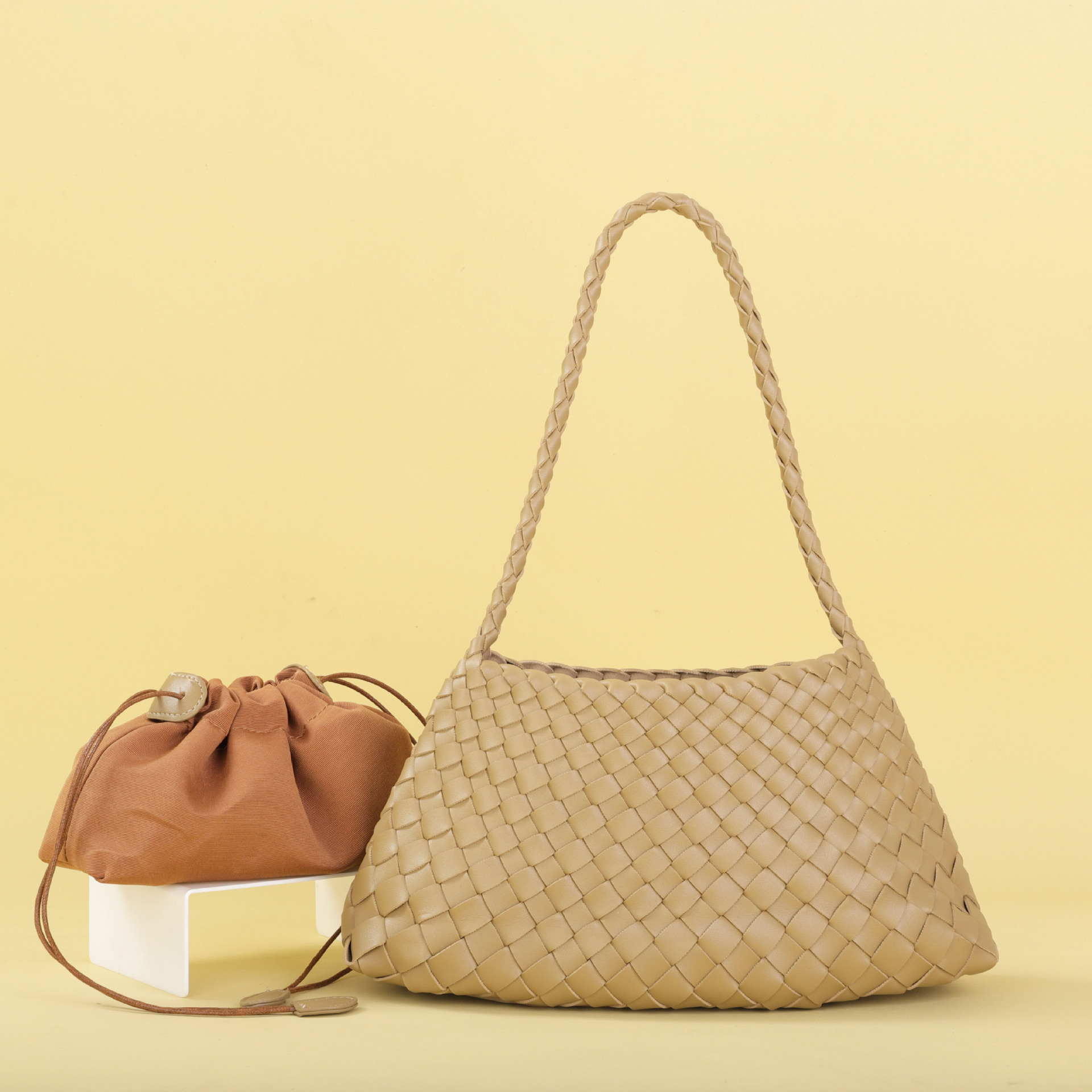new Internet Celebrity Woven Bag French-style Market Basket Handmade Woven Handbag Shoulder Bag Large-capacity Suitable for Commuting White-collar wor