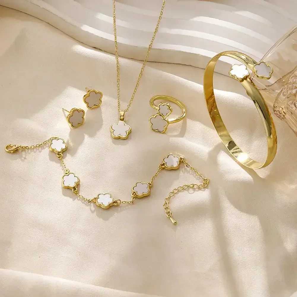 5pcs/set Luxury Quality Jewelry Sets Plum Blossom Plant Five Leaf Flower Womens Earrings Rings Bracelet Necklace Bangles Gift XJ250707