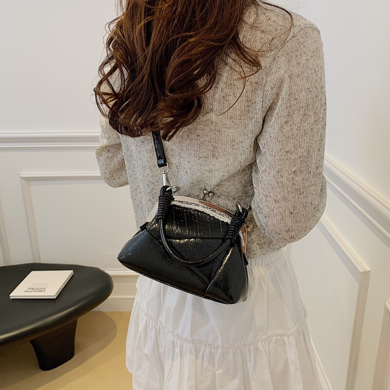 Free shipping designer Niche Design Simple Elegant Shell Bag 2025 New Summer Fashion Trendy Versatile Stylish Shoulder Bag
