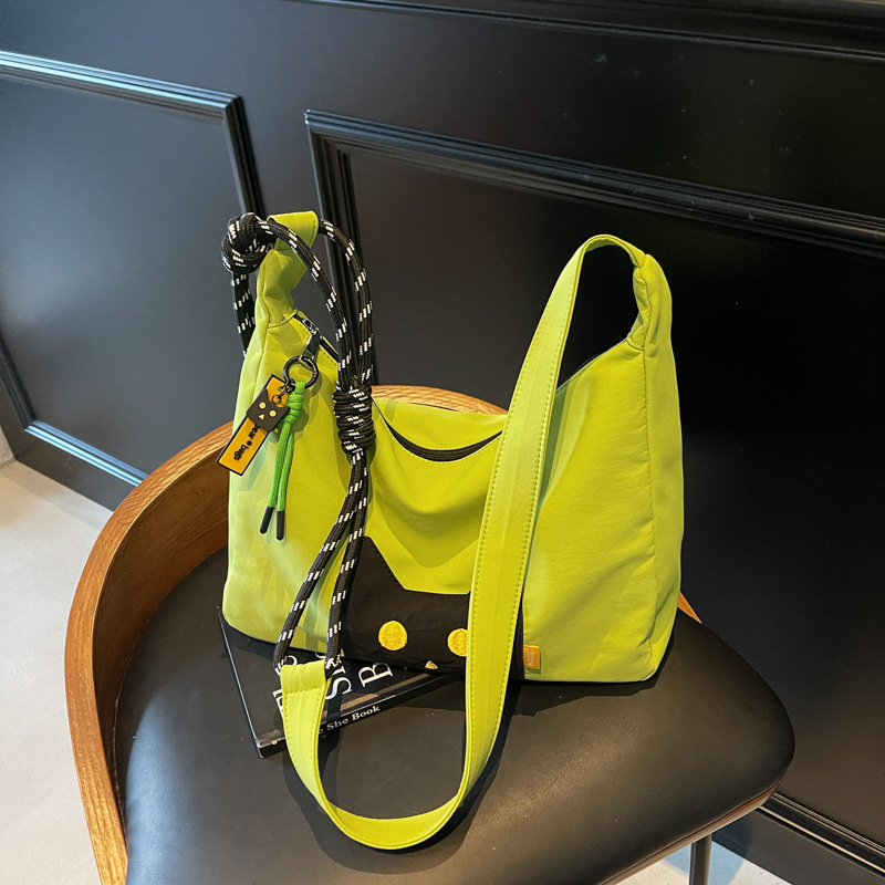 Free shipping designer Casual Cute Lightweight Cat Canvas Bag for Women 2025 New Large Capacity Commuter Tote Bag High-end Feel Shoulder Bag