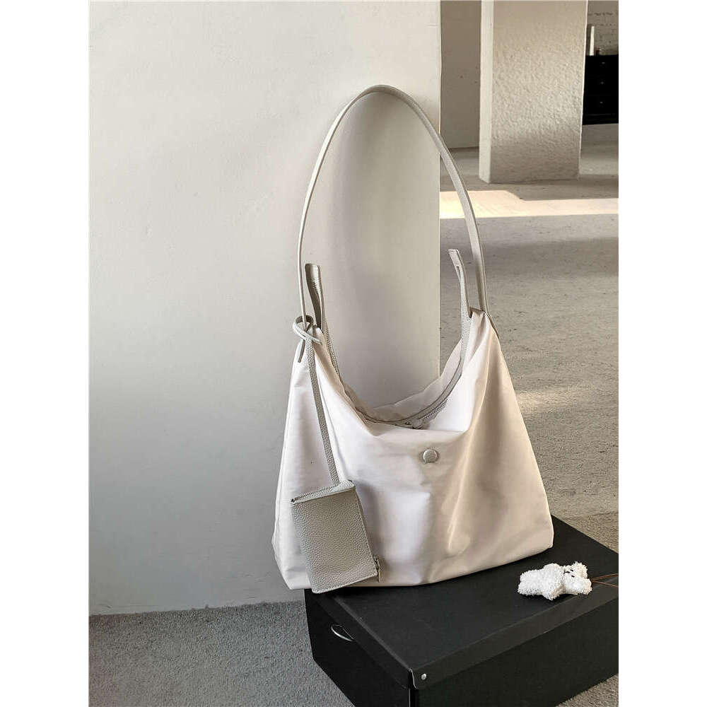 Women's new single shoulder crossbody bag with large capacity nylon bag for commuting fashionable and high-end feeling