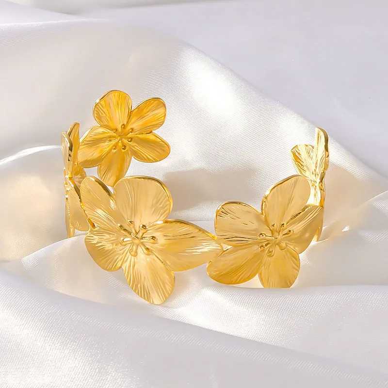 1PC Womens Fashion Trendy Waterproof Stainless Steel Flower Bracelet Jewelry for Date Travel Banquet Party Holiday Dressing Gift XJ250707