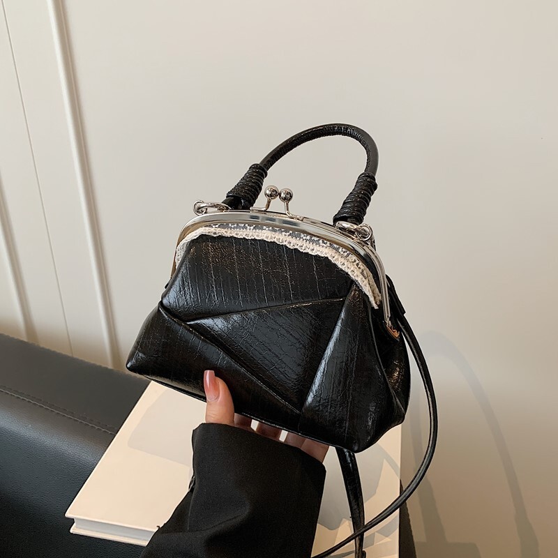 Free shipping designer Niche Design Simple Elegant Shell Bag 2025 New Summer Fashion Trendy Versatile Stylish Shoulder Bag